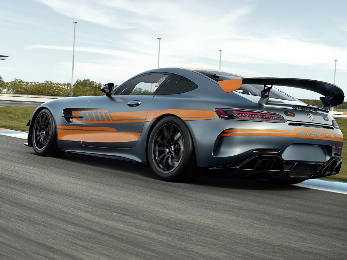 Гоночный автомобиль Mercedes-AMG GT4 2020 года на  трассе вид сзади