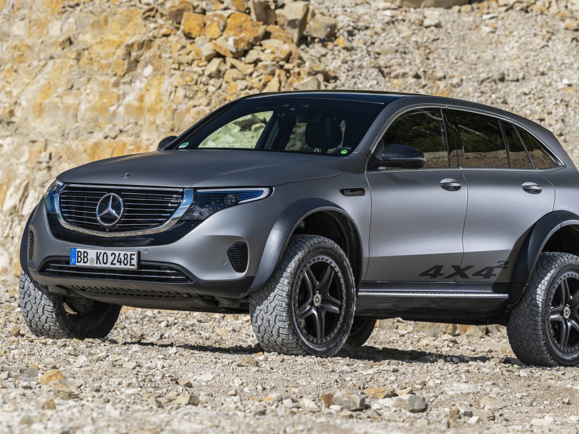 Внедорожник Mercedes-Benz EQC 4x4 2020 года в горах 