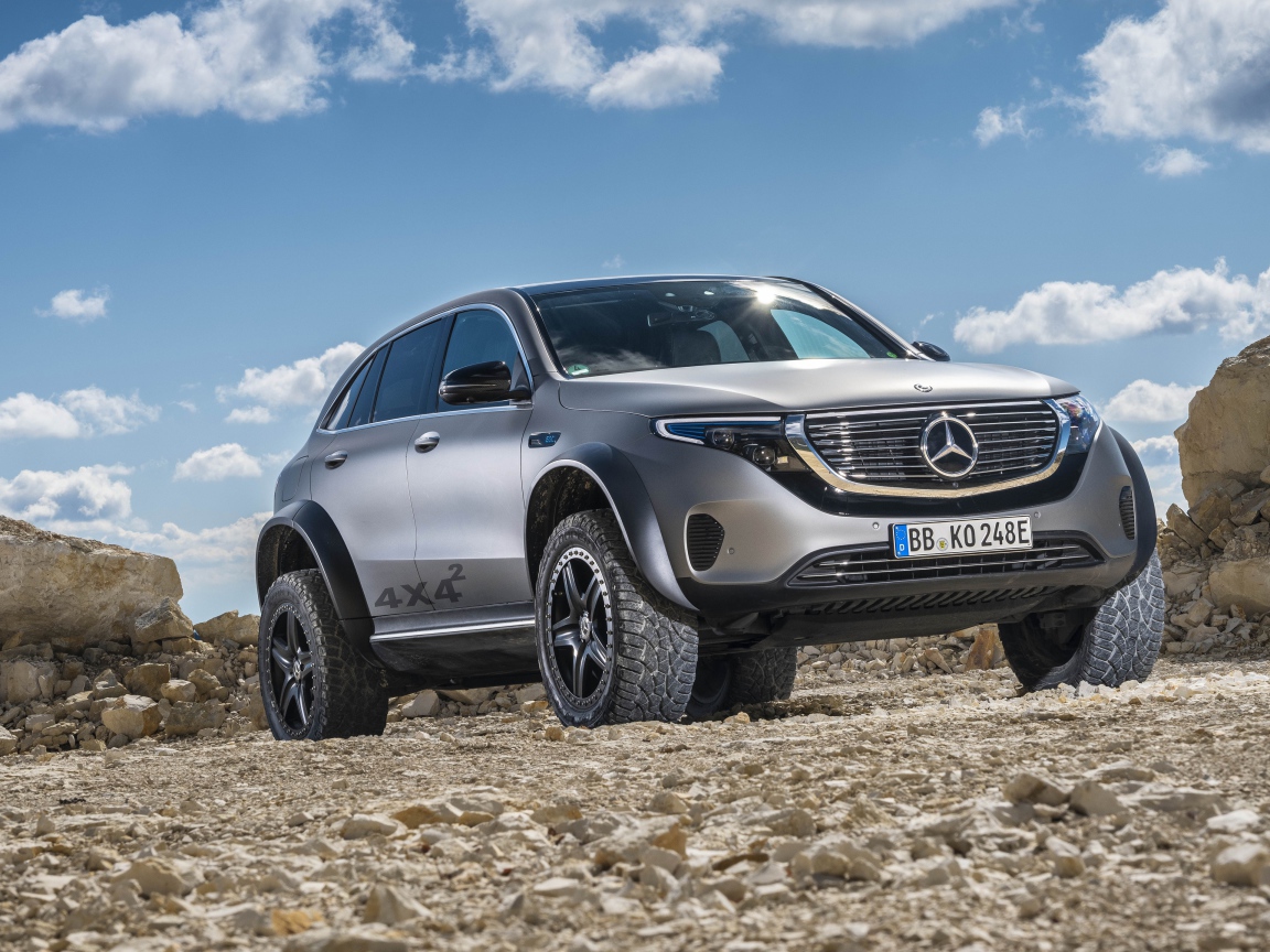 Серебристый внедорожник Mercedes-Benz EQC 4x4 2020 года 