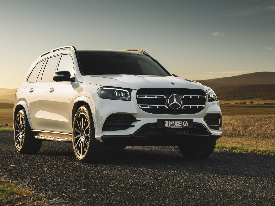 Белый стильный внедорожник Mercedes-Benz GLS 400 D 4MATIC AMG Line 2020 года