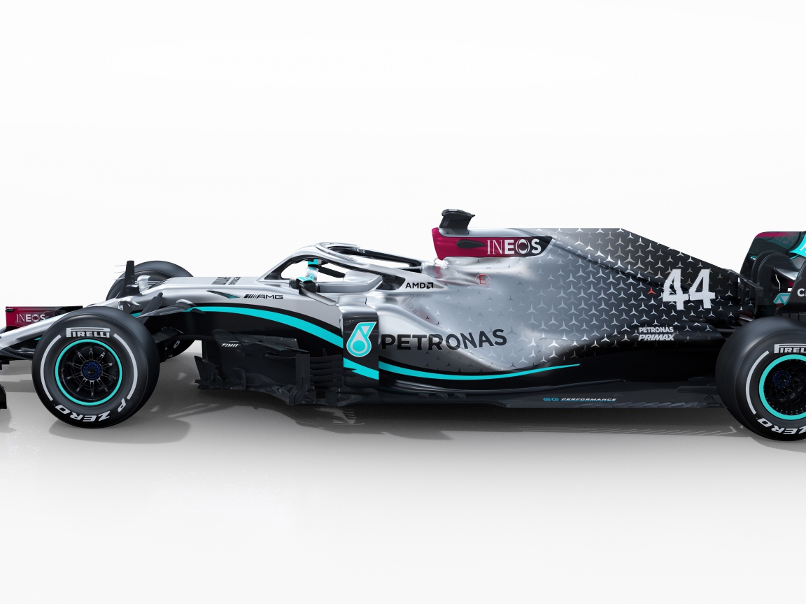 Гоночный автомобиль Mercedes-AMG F1 W11 EQ Performance 2020 года на белом фоне