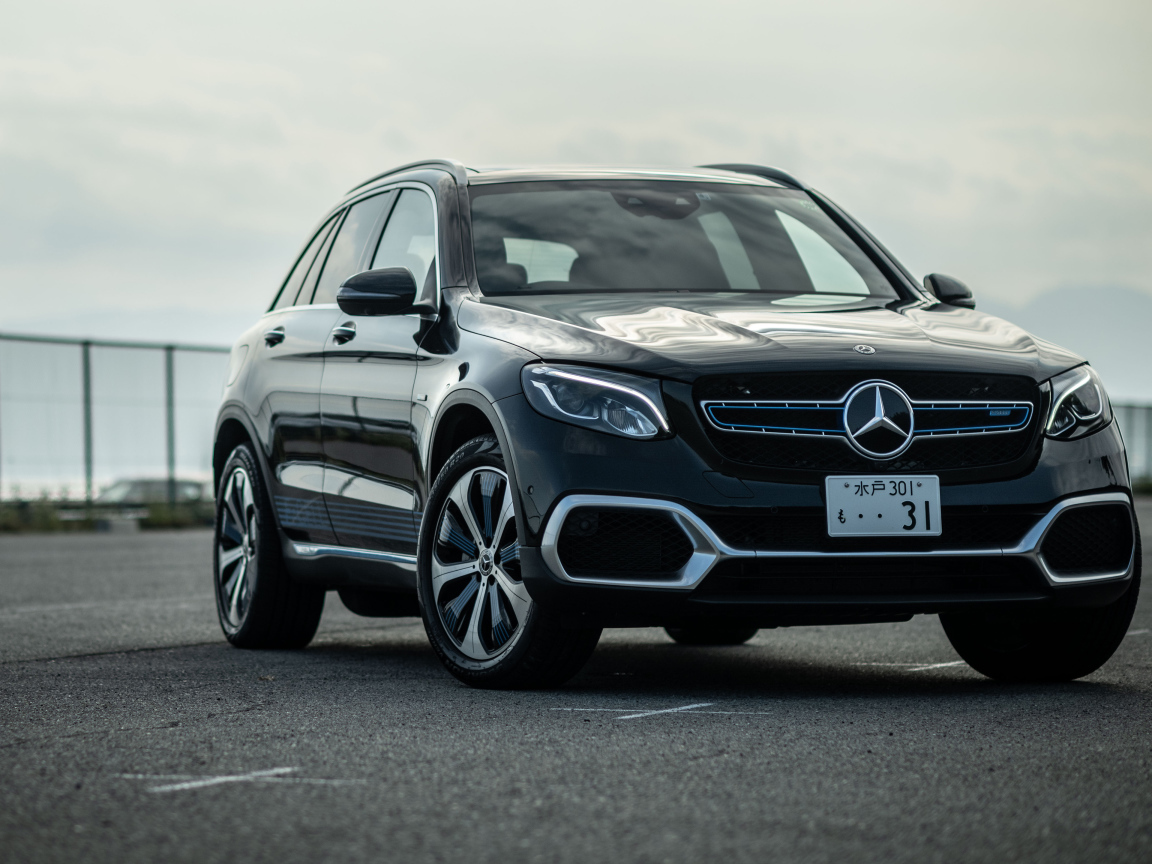 Черный автомобиль Mercedes-Benz GLC F-Cell 2021 года