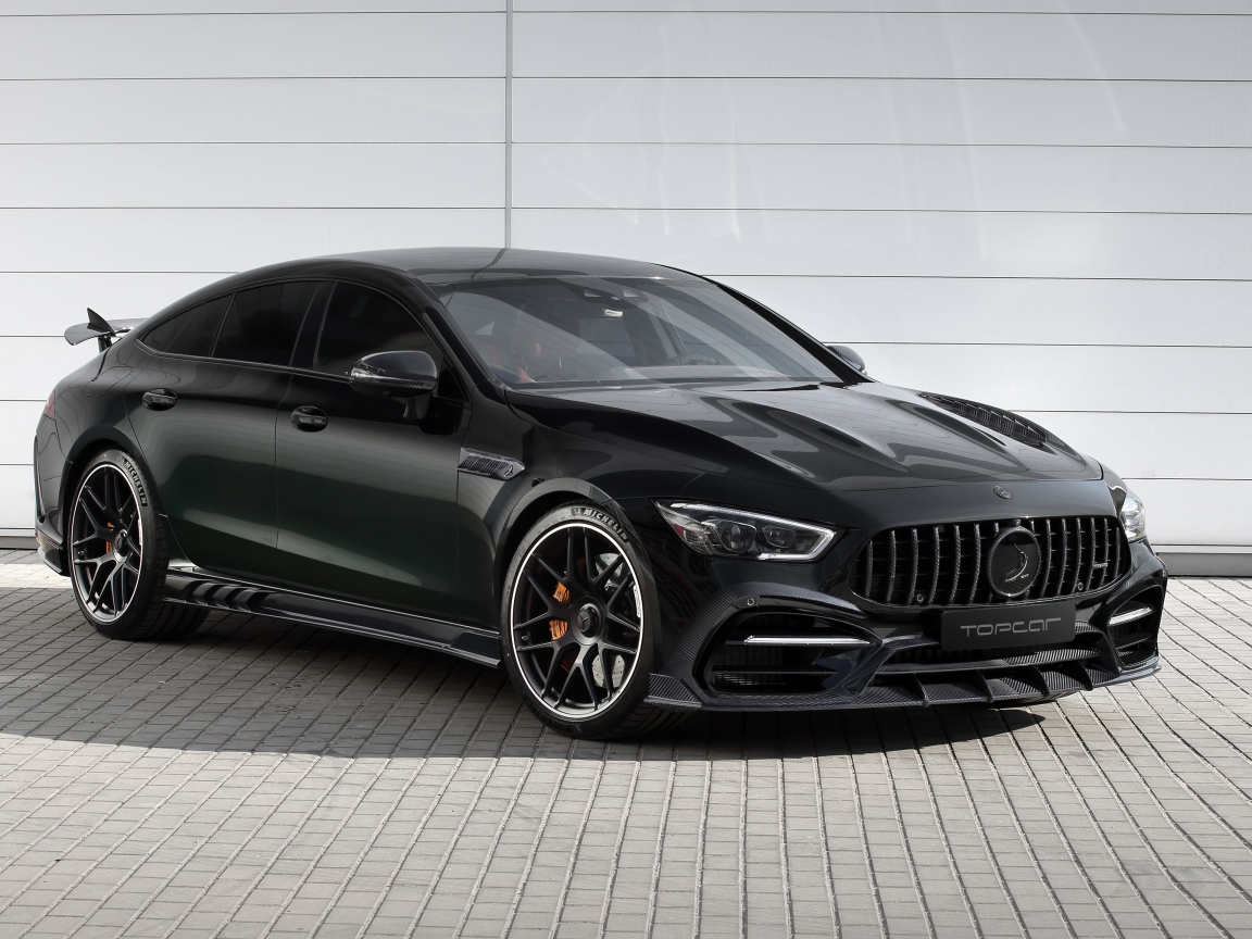 Черный автомобиль  Mercedes-AMG GT 63 S 4MATIC+ 4-Door Coupé Inferno 2020 года у гаража