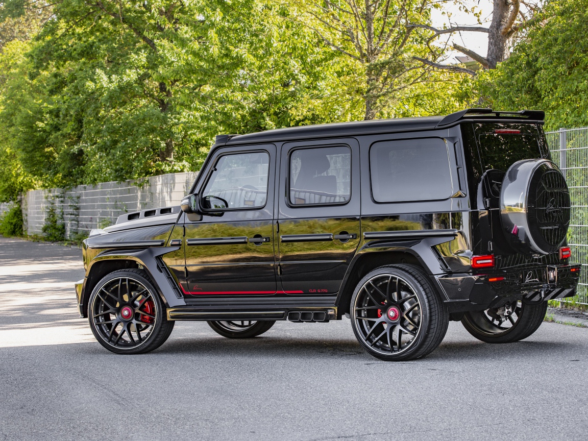 Черный джип Mercedes-Benz G-Class  на улице