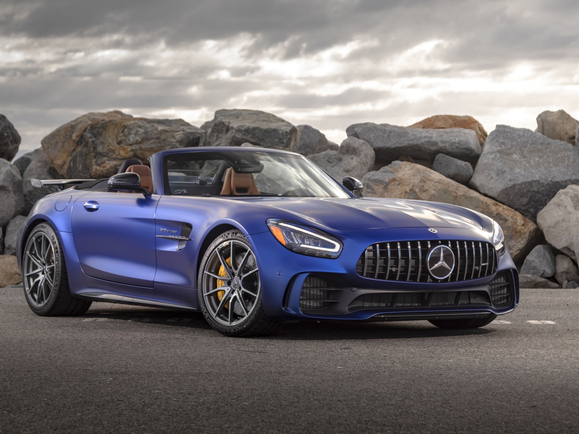 Синий кабриолет Mercedes-AMG GT R Roadster, 2020 года в горах 