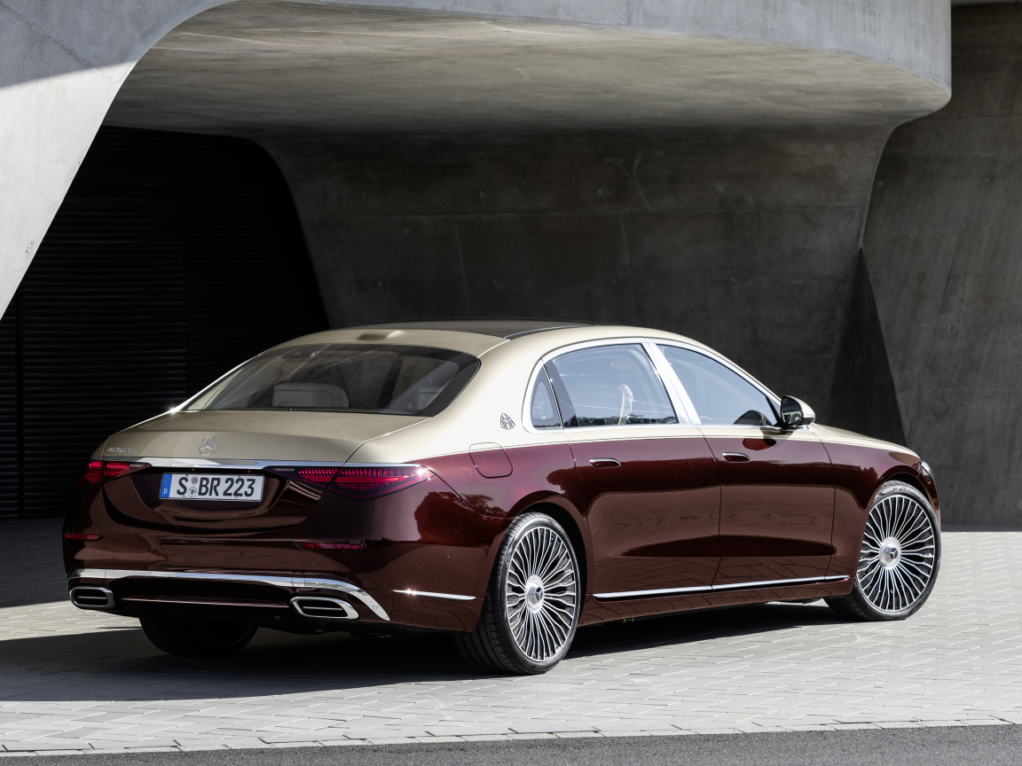 Бордовый автомобиль Mercedes-Maybach S 580,  2021 года вид сзади
