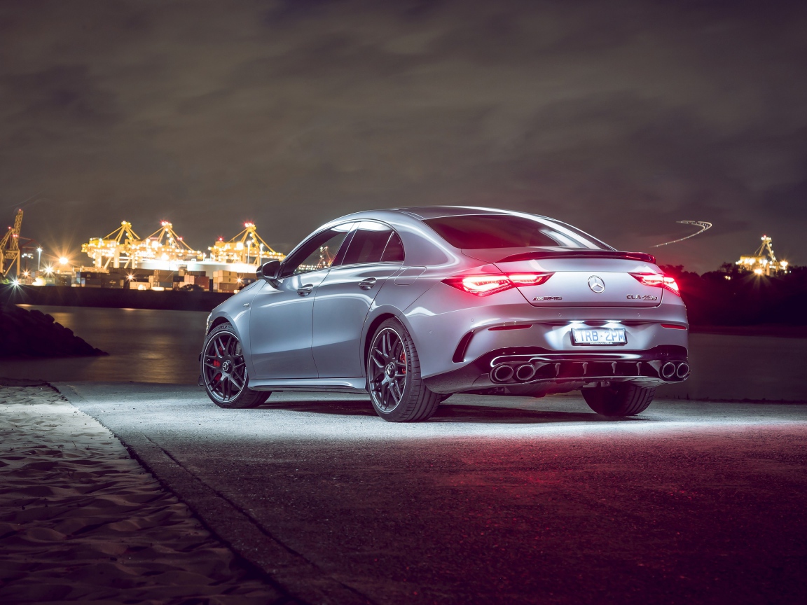 Автомобиль Mercedes-AMG CLA 45 S 4MATIC, 2020 года на фоне города 