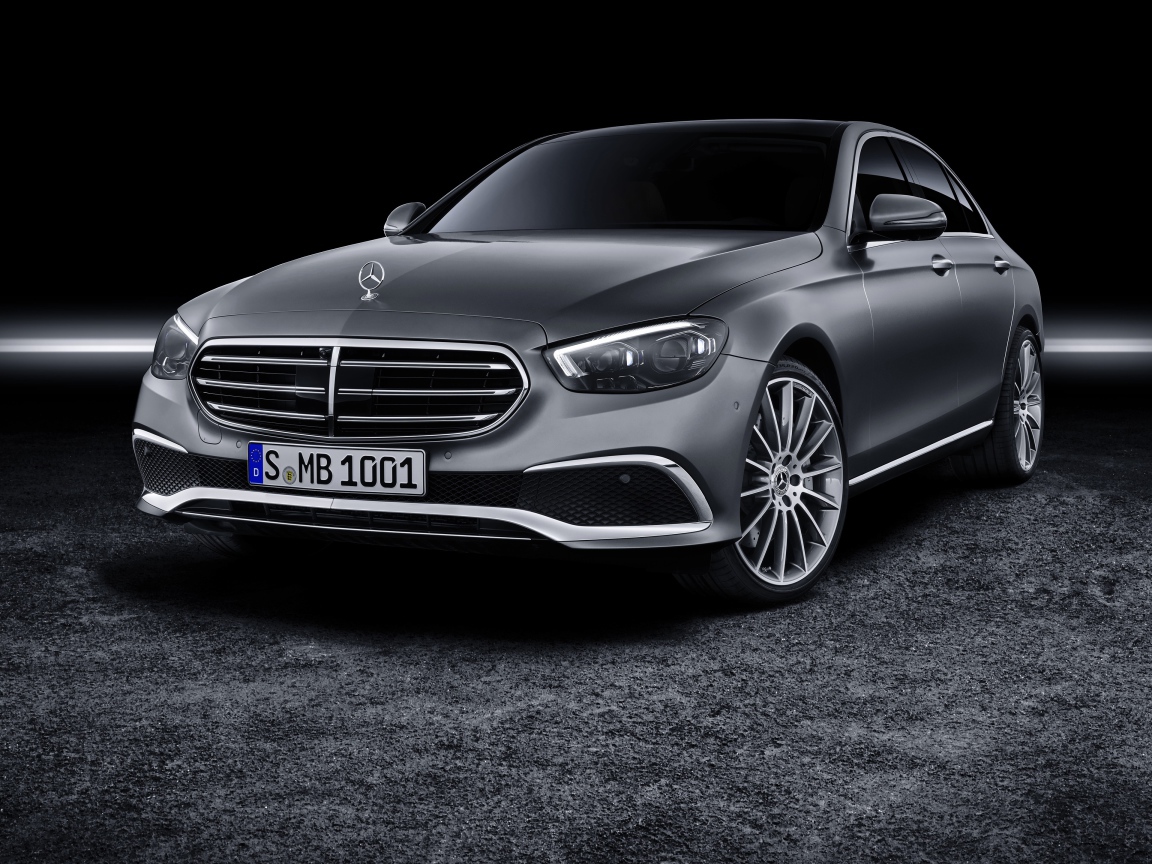 Серый автомобиль Mercedes-Benz E-Klasse 2020 года на черном фоне