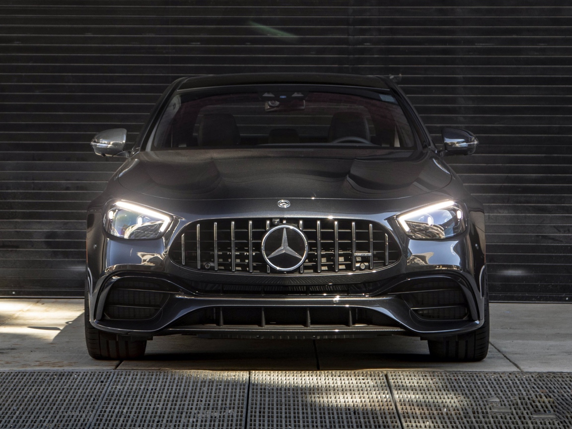 Автомобиль Mercedes-AMG E 63 S 4MATIC+, 2021 года с включенными фарами вид спереди