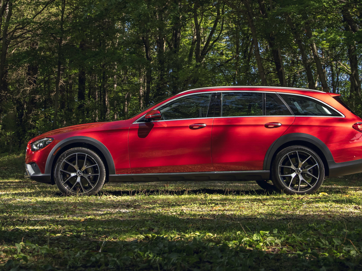 Автомобиль Mercedes-Benz E 450 4MATIC All-Terrain, 2021 года вид сбоку