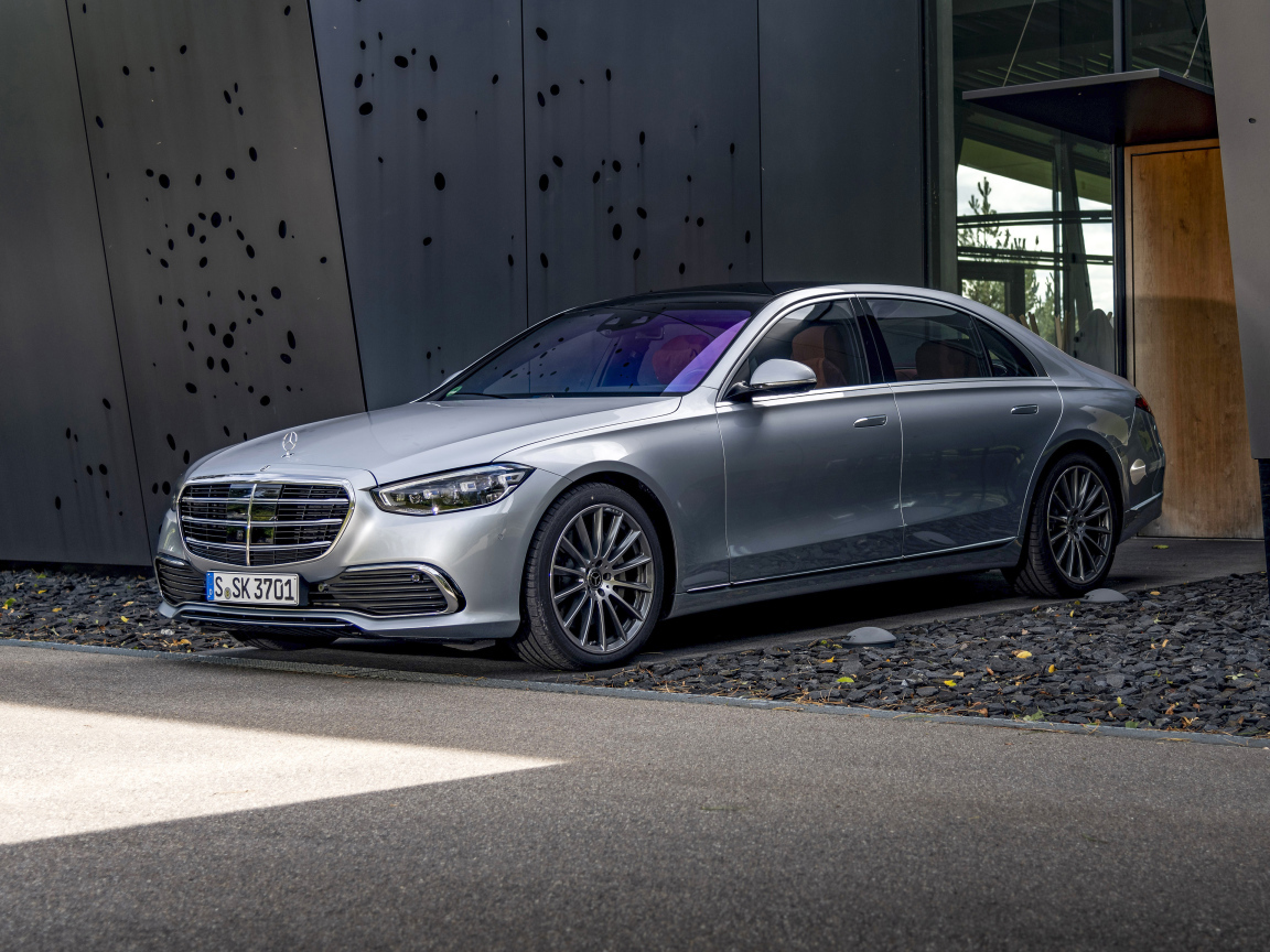 Стильный Mercedes-Benz S 400 D 4MATIC 2020 года у гаража