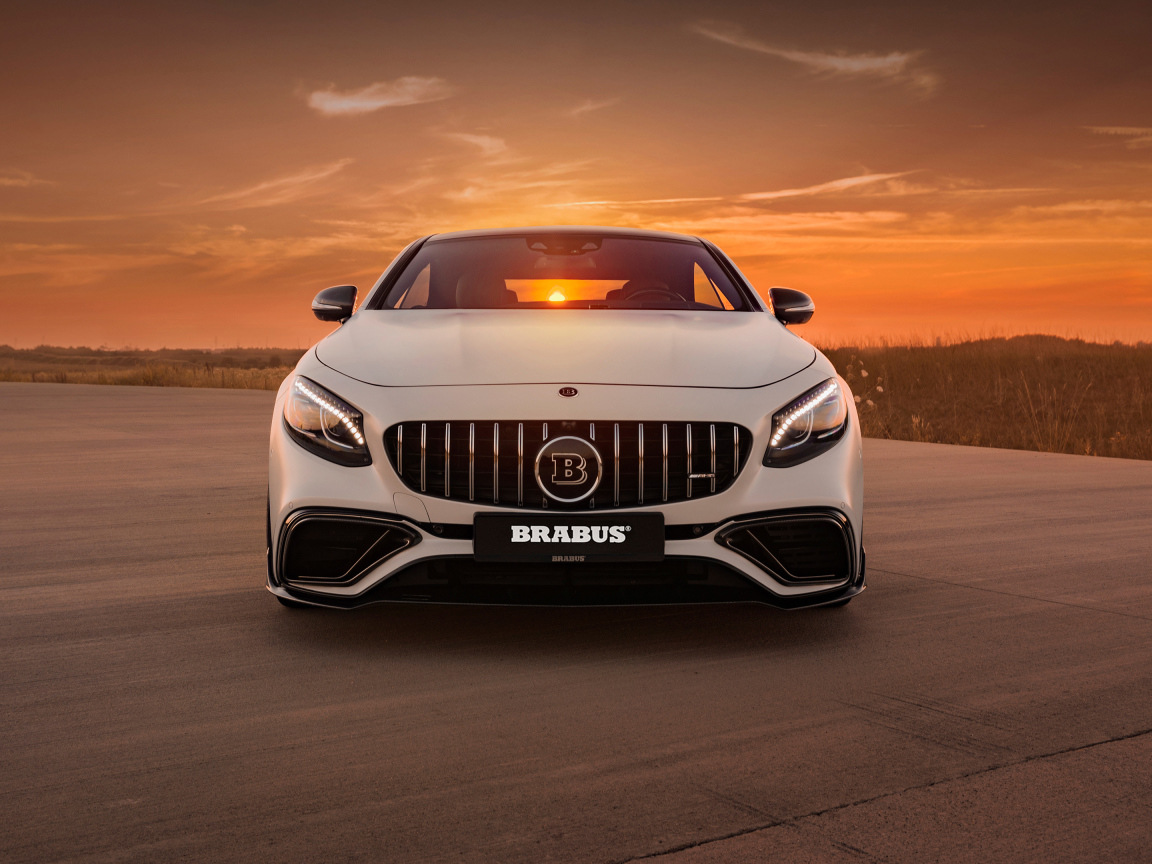 Белый автомобиль Mercedes Benz B63 S на фоне заката