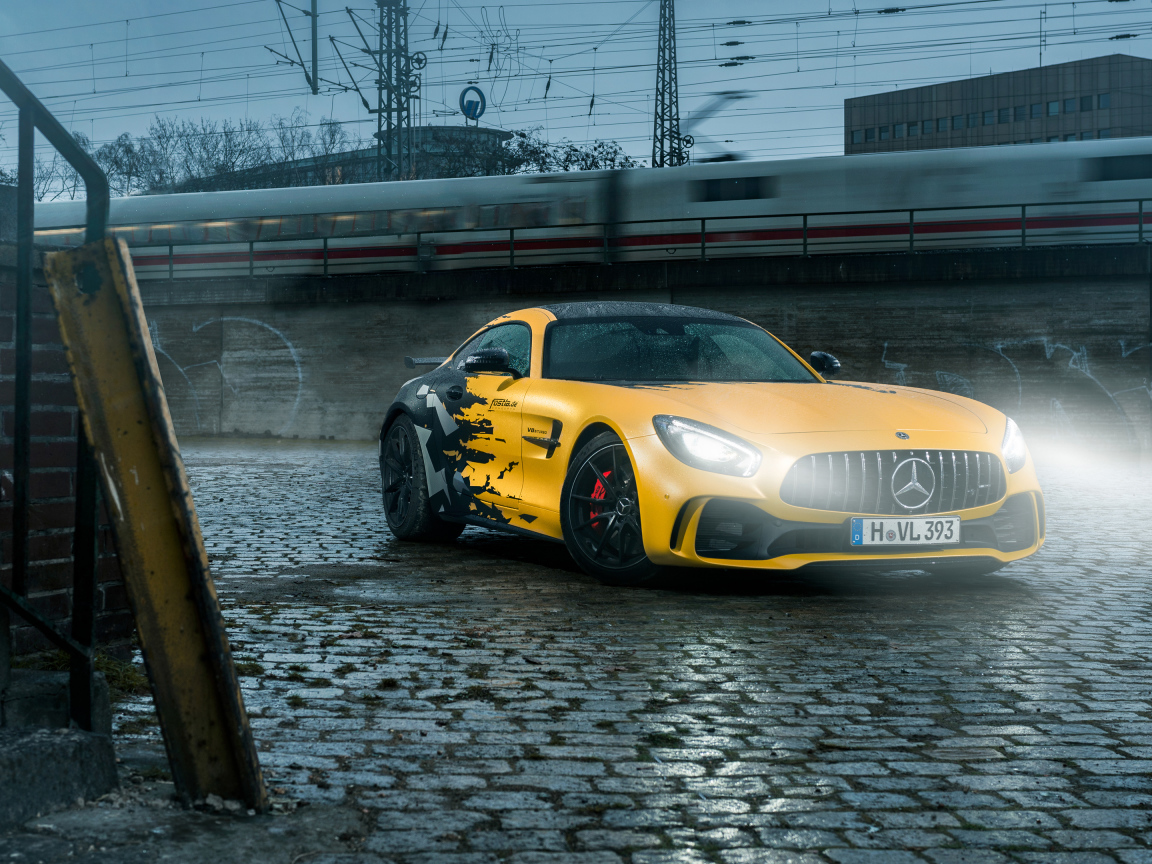 Желтый дорогой Mercedes Benz AMG GTR на дороге