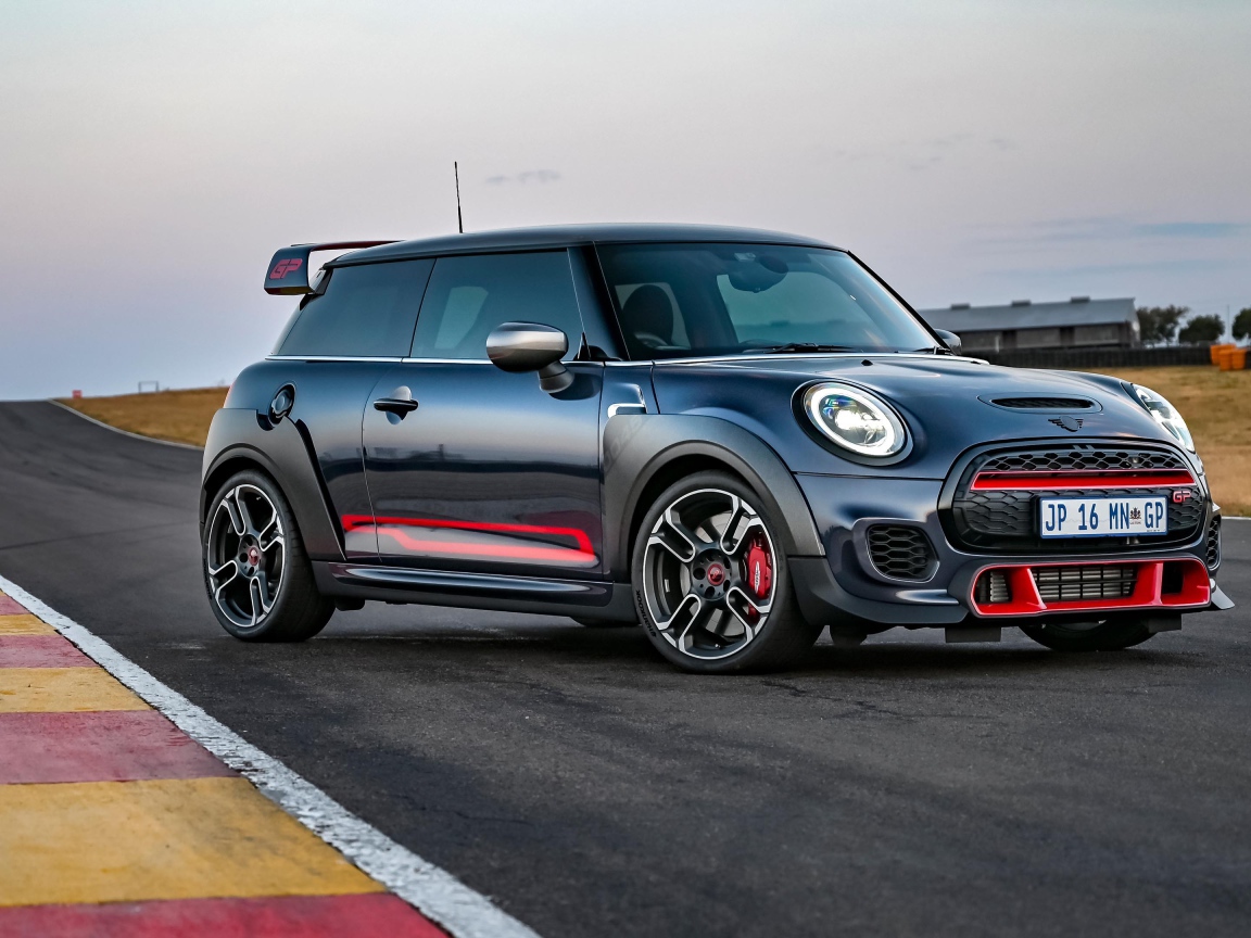 Автомобиль MINI John Cooper Works GP 2020 года на дороге