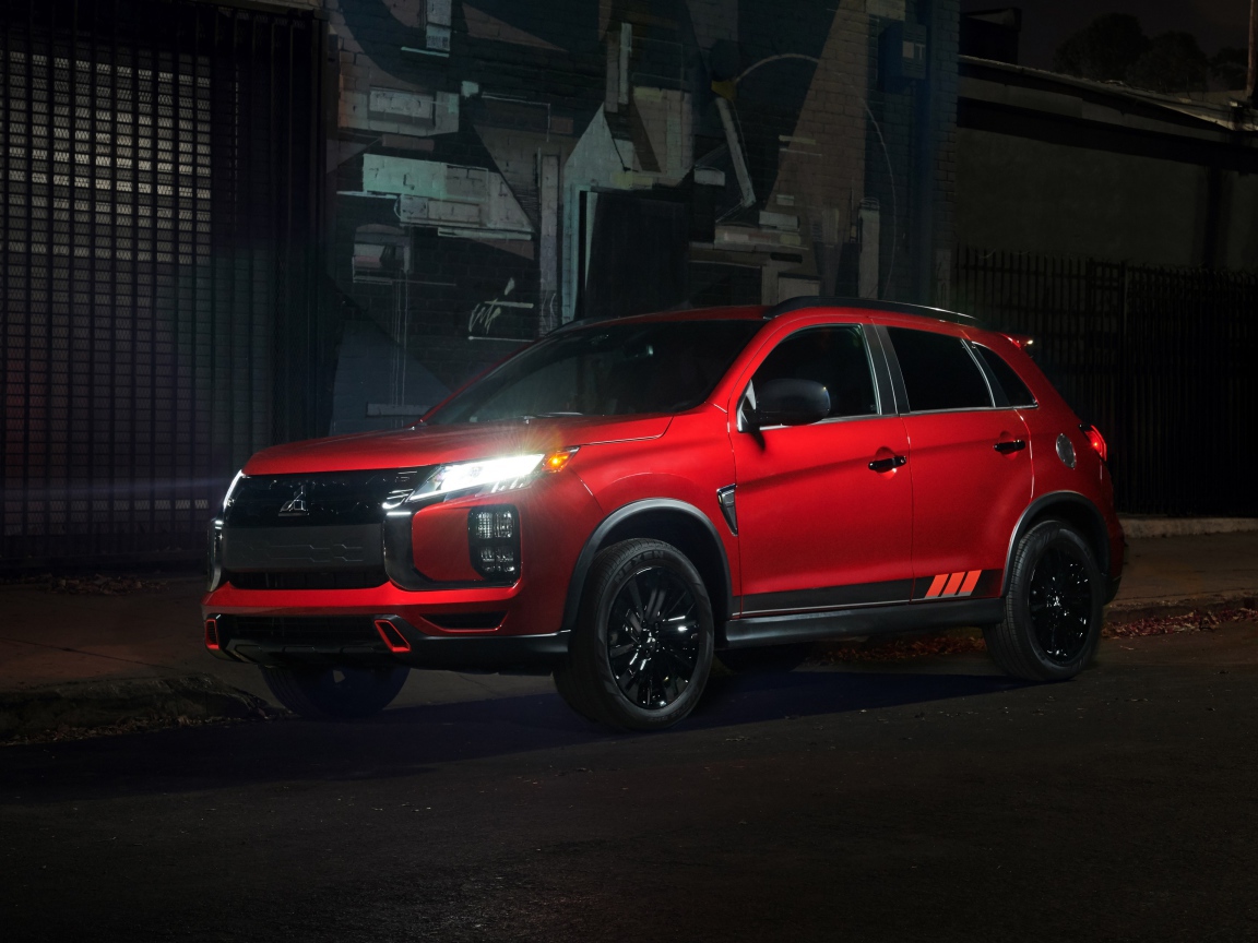 Красный внедорожник  Mitsubishi Outlander, 2020 года у стены