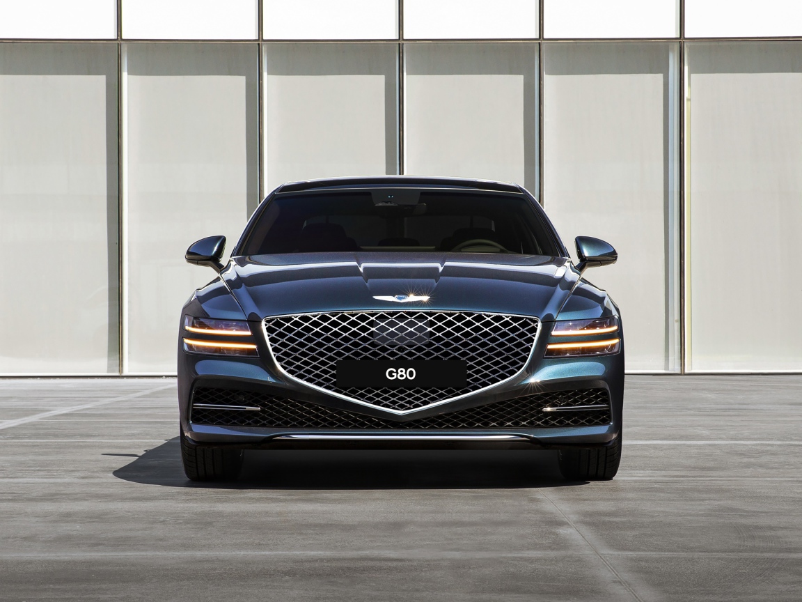 Автомобиль Genesis G80 AWD 2020 года в лучах солнца