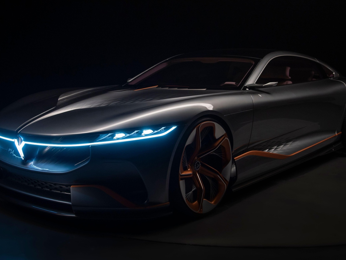 Автомобиль Italdesign Voyah I-Land Concept 2020 года с включенными фарами