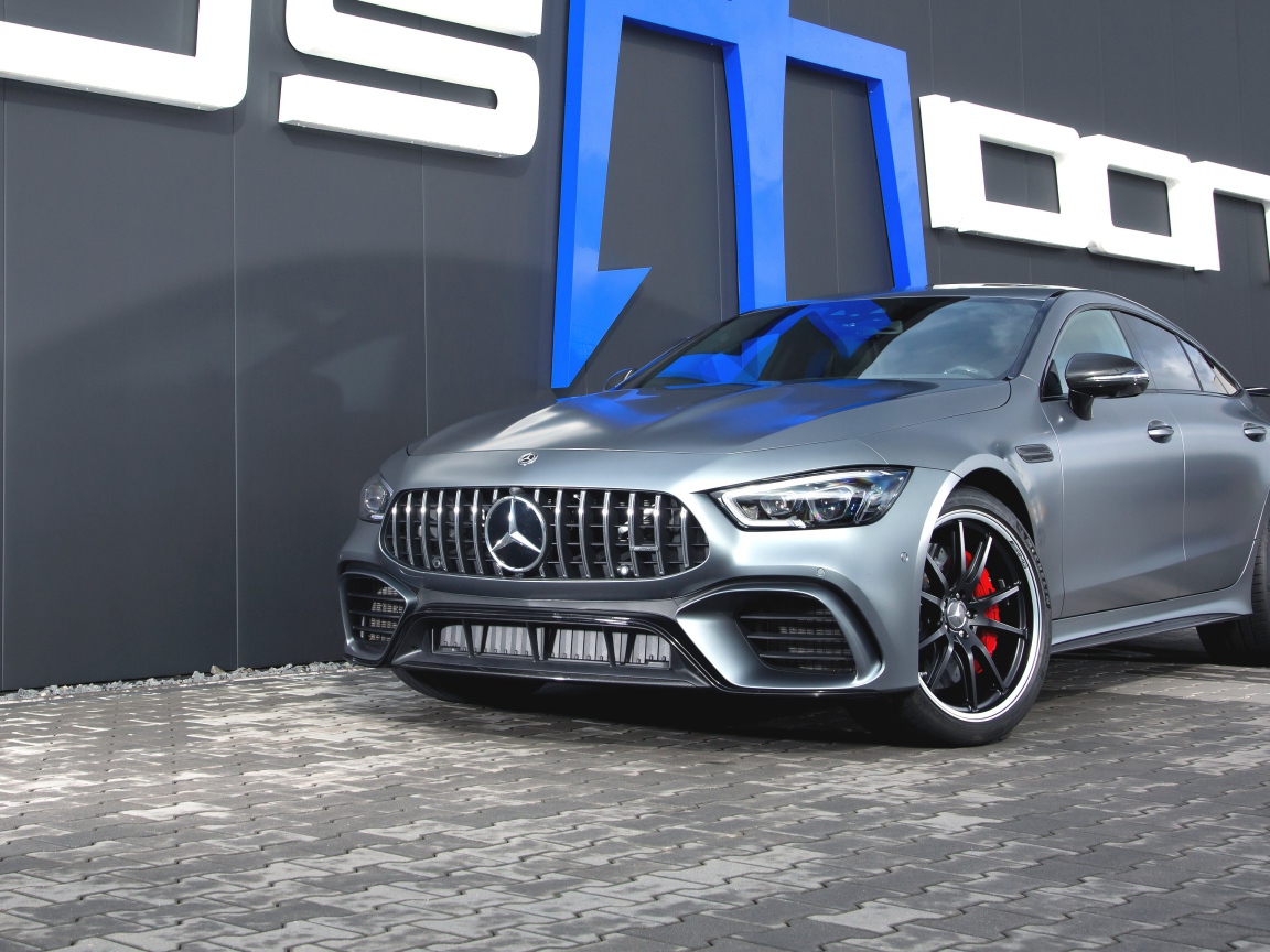 Серебристый автомобиль Posaidon GT 63 RS 830+ 2020 года у здания