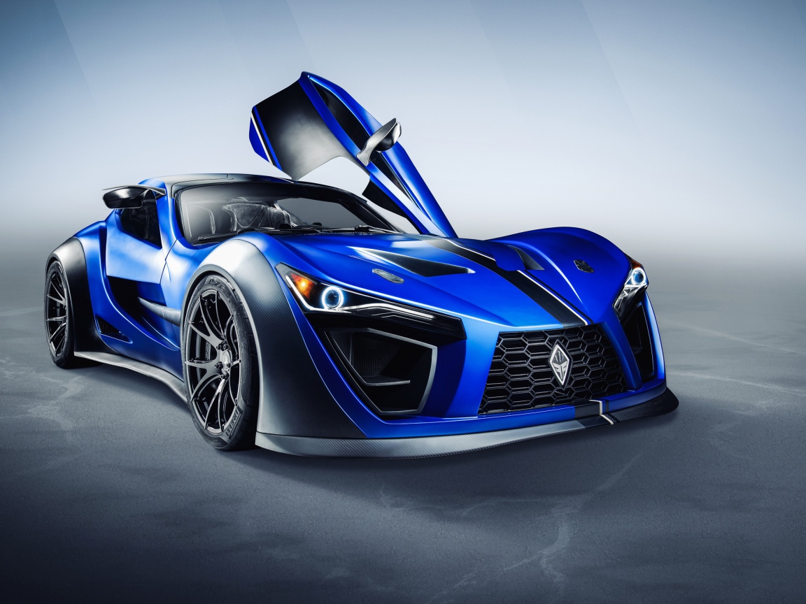 Синий автомобиль Felino CB7R 2020 года на сером фоне