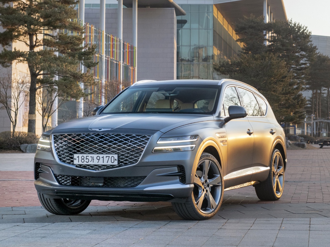 Серебристый автомобиль Genesis GV80, 2020 года