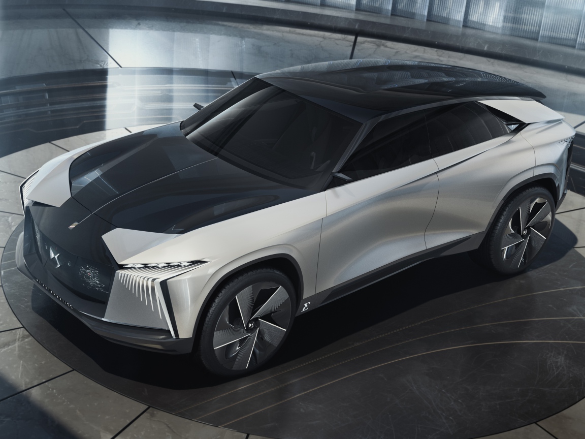 Серебристый внедорожник DS Aero Sport Lounge 2020 года на выставке 