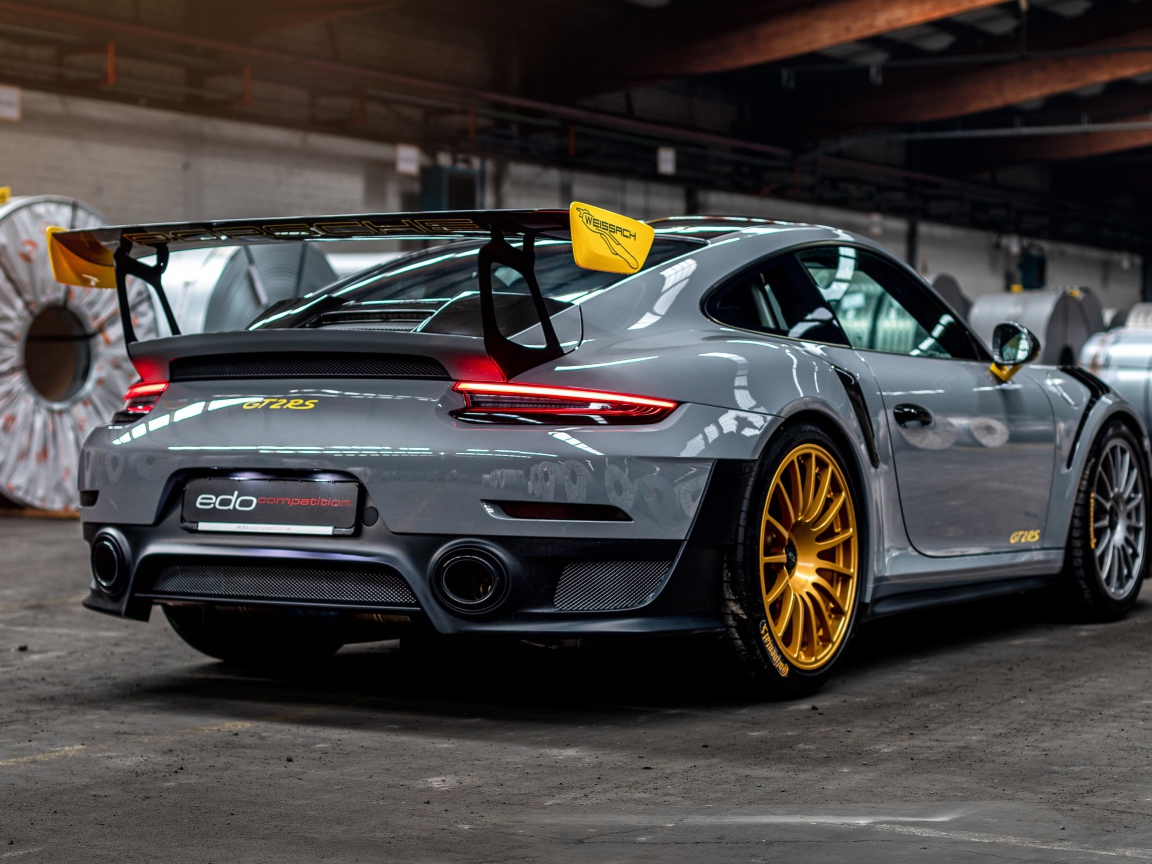 Спортивный автомобиль  Porsche 911 GT2 RS 2020 года вид сзади