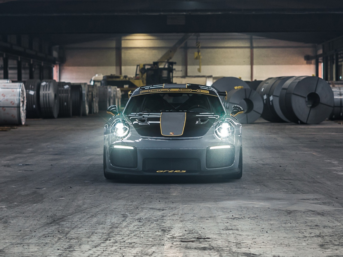 Автомобиль  Porsche 911 GT2 RS 2020 года с включенными фарами