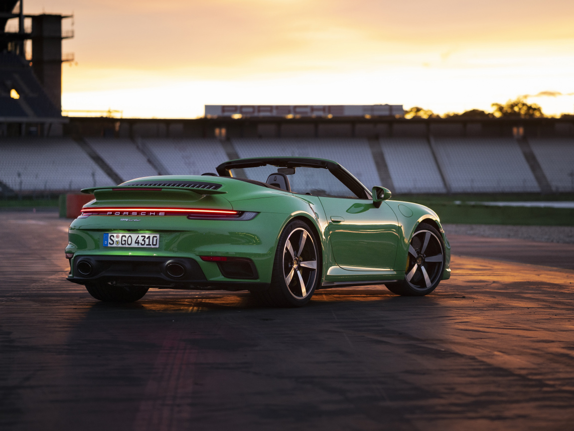 Зеленый автомобиль Porsche 911 Turbo Cabriolet 2020 года вид сзади