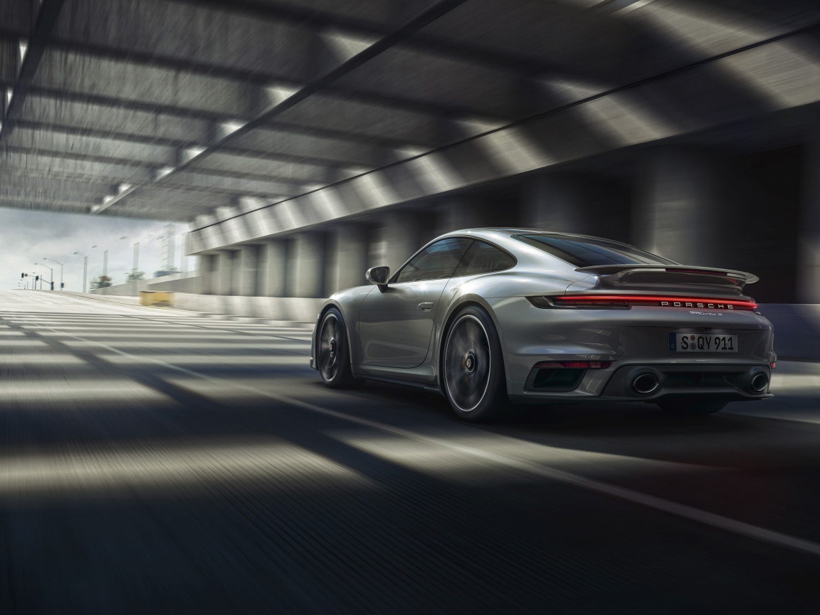 Автомобиль Porsche 911 Turbo S 2020 года в тоннеле