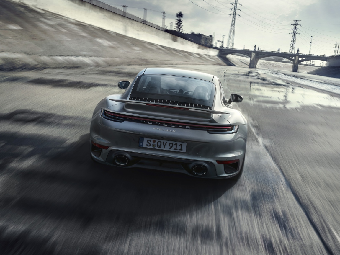 Автомобиль Porsche 911 Turbo S 2020 года на трассе 