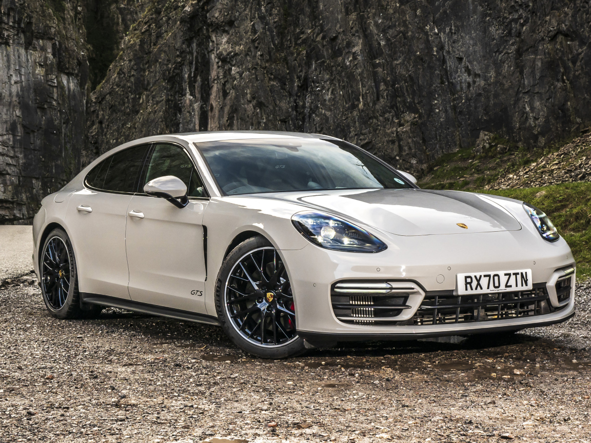Автомобиль Porsche Panamera GTS 2020 года в горах