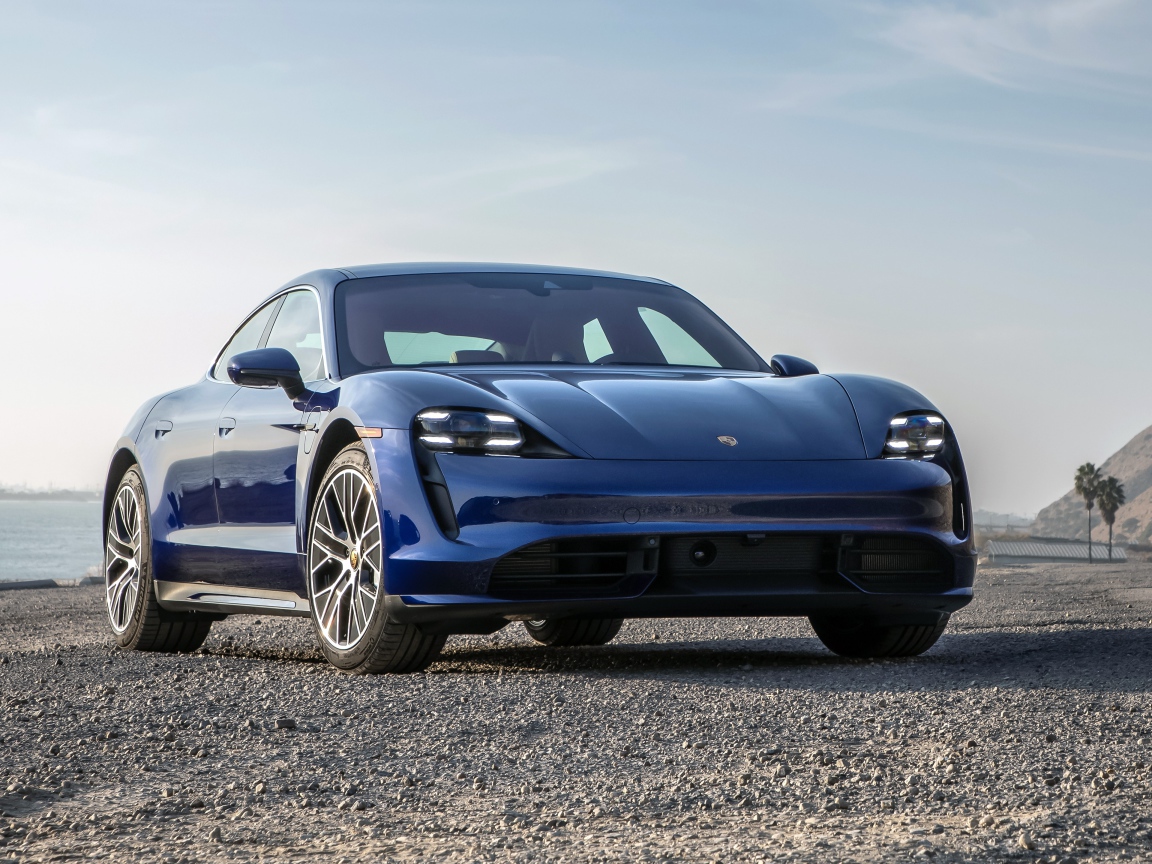 Синий автомобиль  Porsche Taycan Turbo, 2020 года у океана