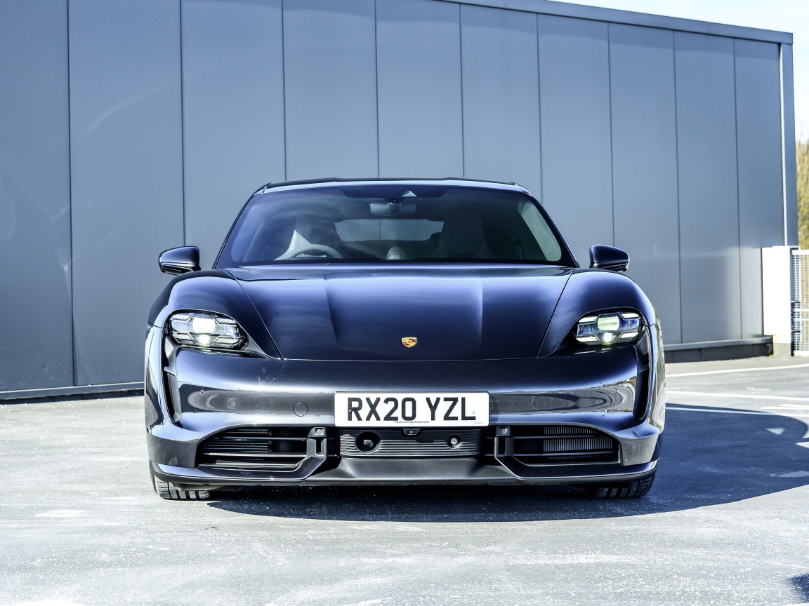 Автомобиль Porsche Taycan Turbo 2020 года вид спереди