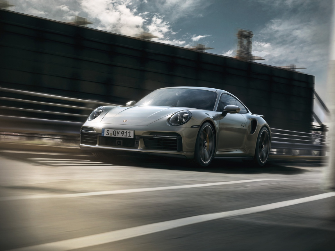 Быстрый компактный автомобиль Porsche 911 Turbo S 2020 года на трассе
