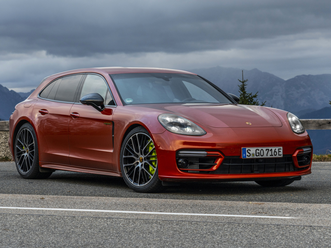 Автомобиль Porsche Panamera 4 E-Hybrid, 2021 года