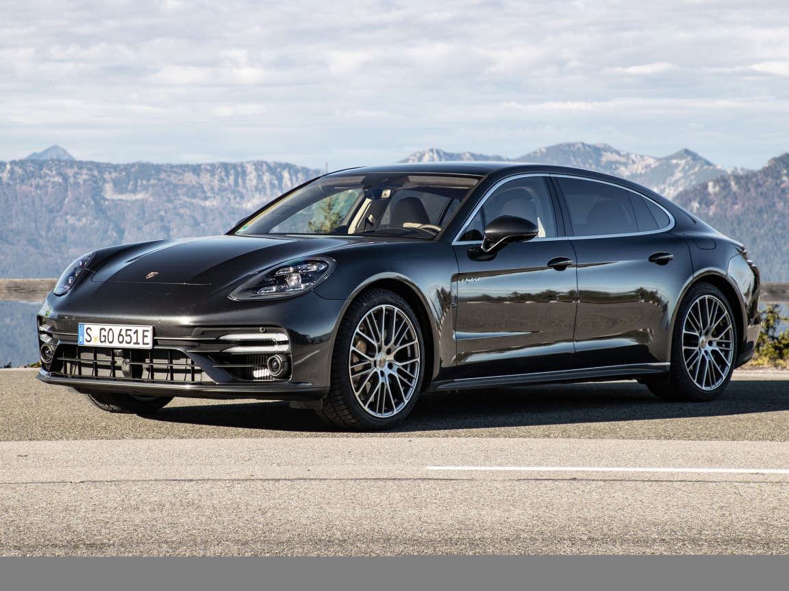 Автомобиль Porsche Panamera Turbo S E-Hybrid Executive 2021 года на фоне гор