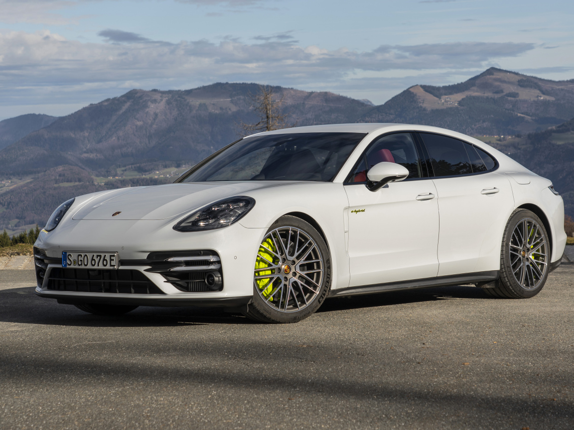 Автомобиль Porsche Panamera Turbo S E-Hybrid 2021 года на фоне гор