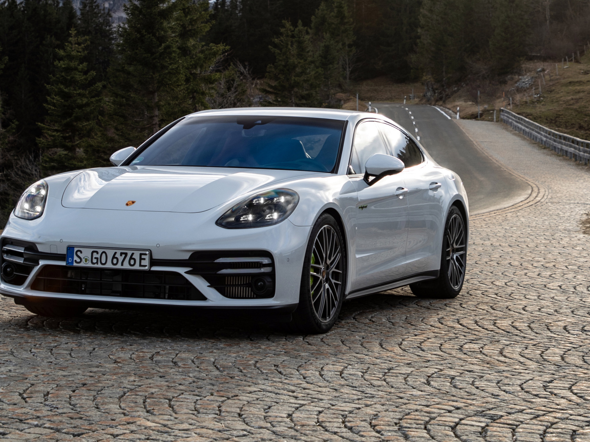 Белый автомобиль Porsche Panamera Turbo S E-Hybrid 2021 года на дороге