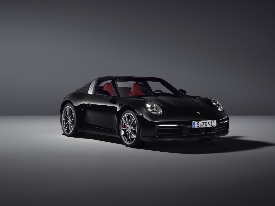 Черный кабриолет Porsche 911 Targa 4S 2020 года на сером фоне