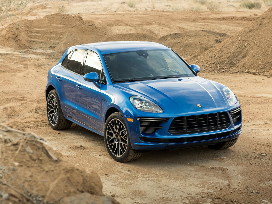 Синий автомобиль  Porsche Macan Turbo, 2020 года в карьере