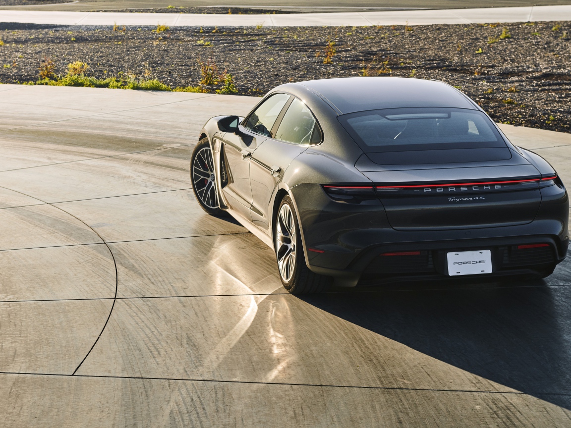 Быстрый  Porsche Taycan 4S, 2020 года на ровной дороге