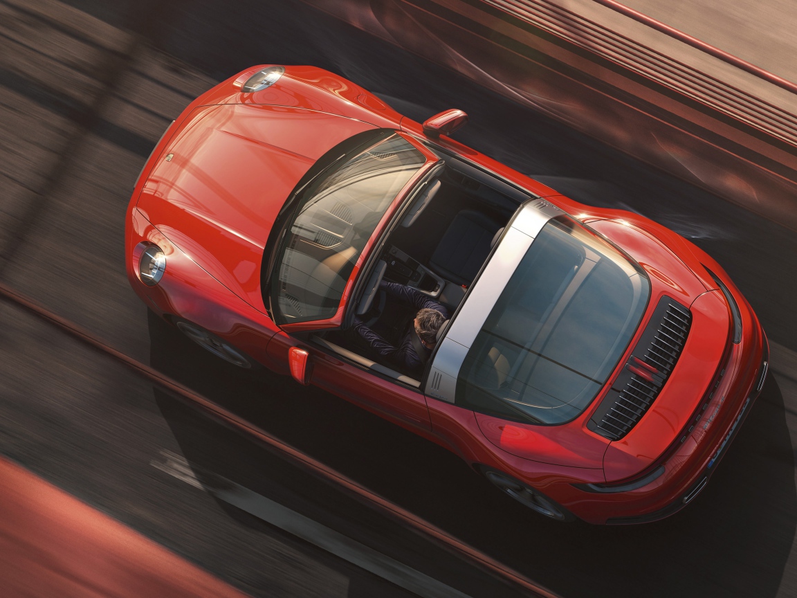Автомобиль Porsche 911 Targa 4, 2020 года вид сверху