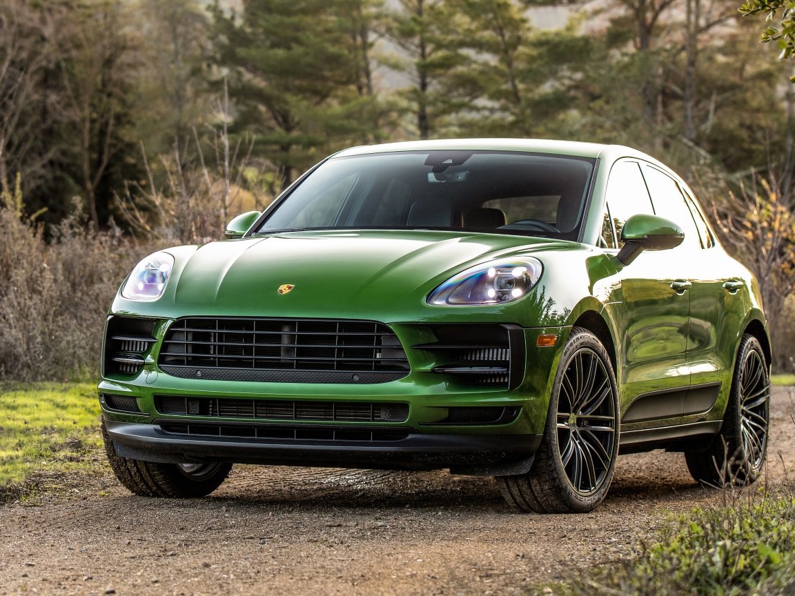 Зеленый внедорожник Porsche Macan S в лесу