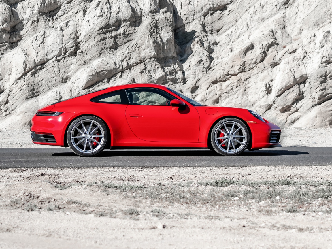 Красный  Porsche 911 Carrera S, 2020 года на фоне горы
