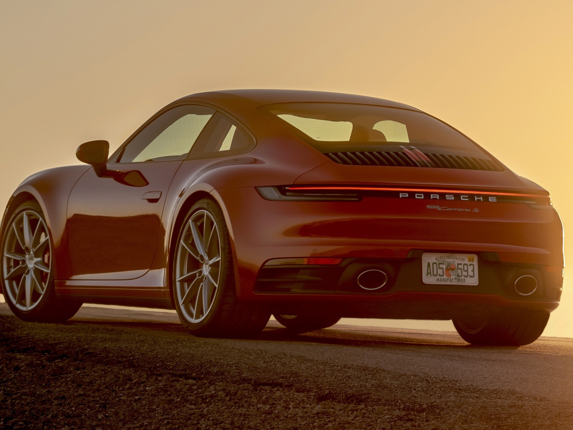 Красный автомобиль  Porsche 911 Carrera S, 2020 года вид сзади