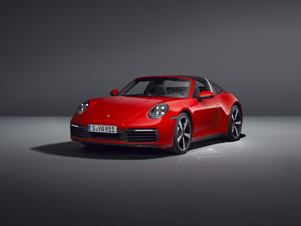 Красный автомобиль Porsche 911 Targa 4 2020 года на сером фоне