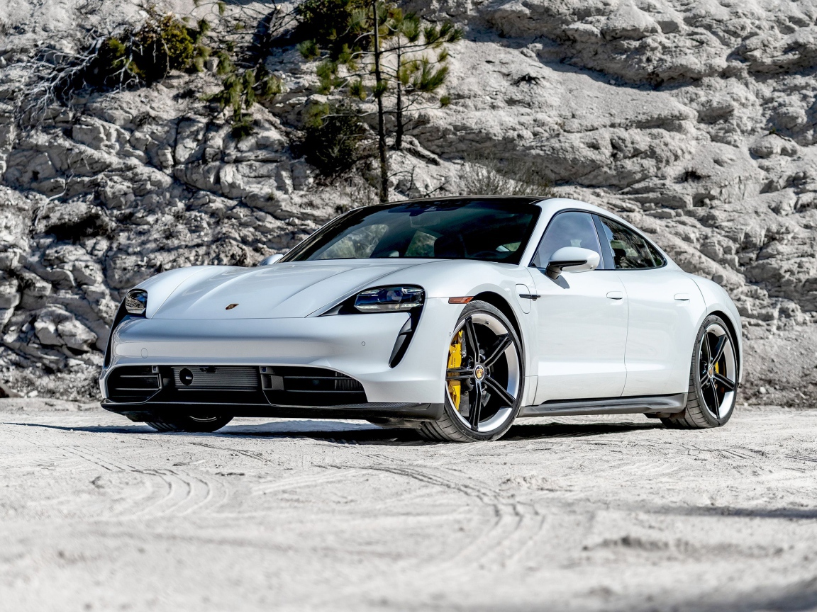 Белый  Porsche Taycan Turbo S, 2020 года у горы 