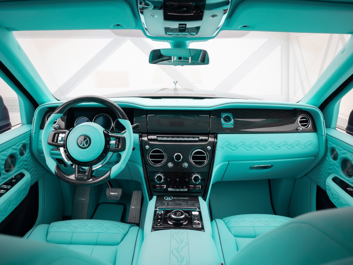 Голубой салон автомобиля Mansory Rolls-Royce Cullinan Coastline 2020 года