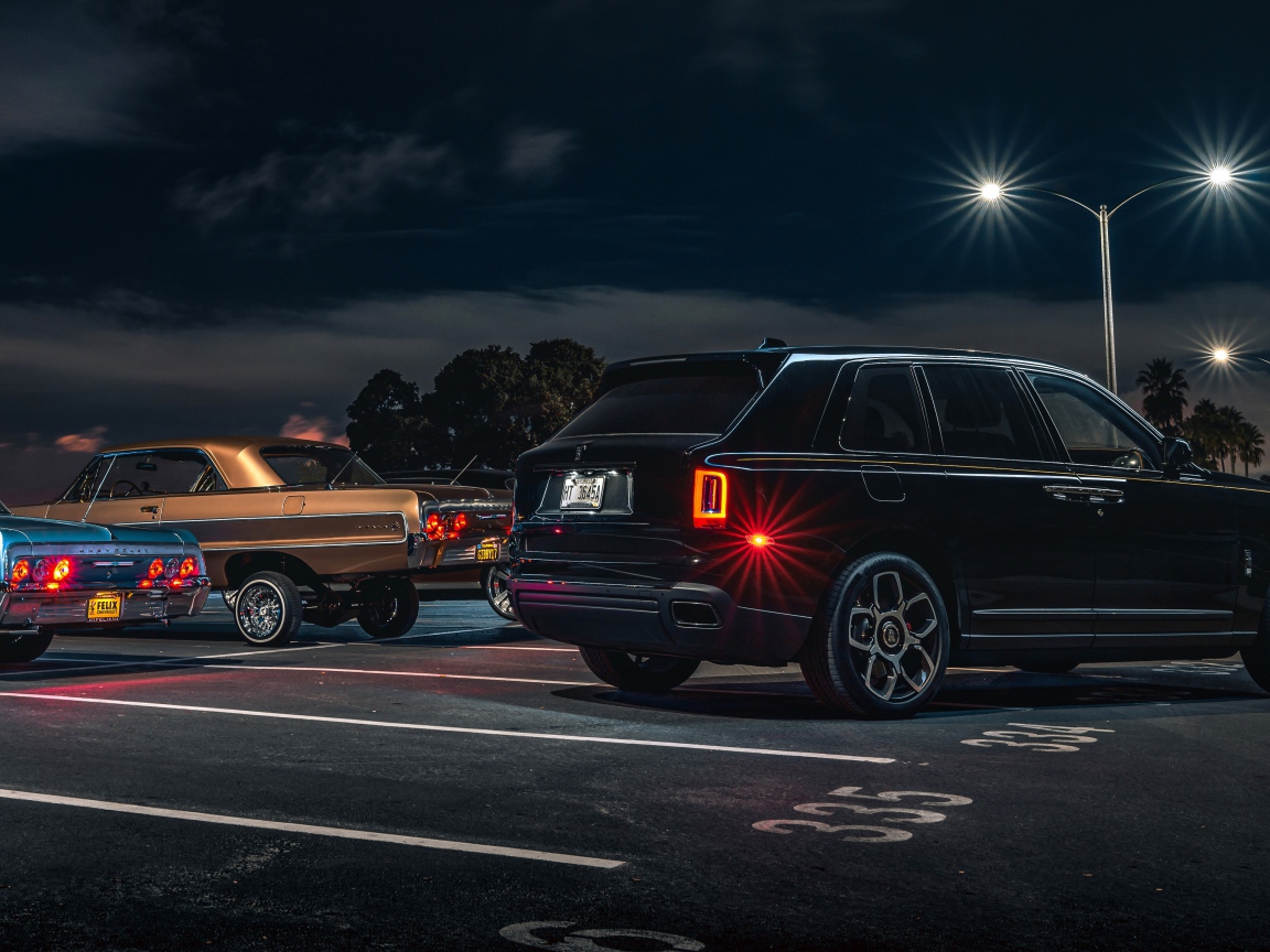 Черный Rolls-Royce Cullinan, 2020 года вид сзади