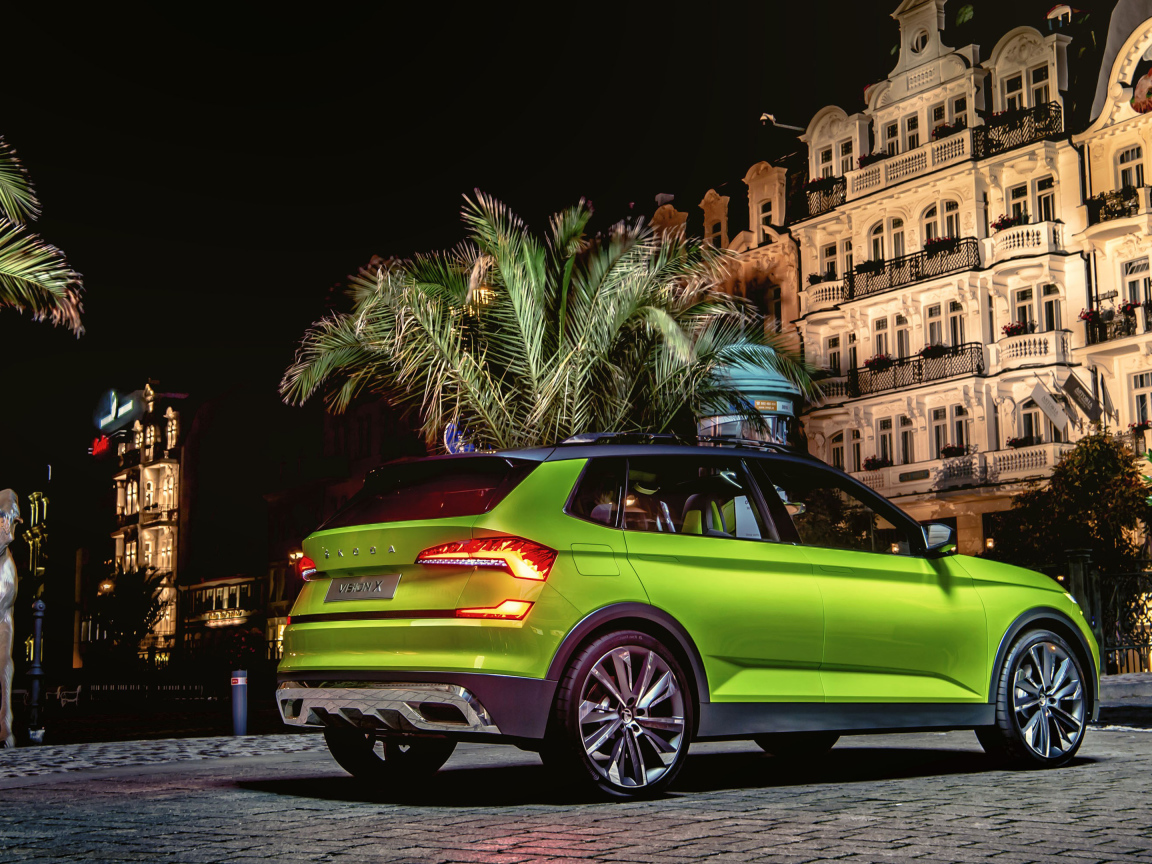 Внедорожник Skoda Vision X 2019 года у здания